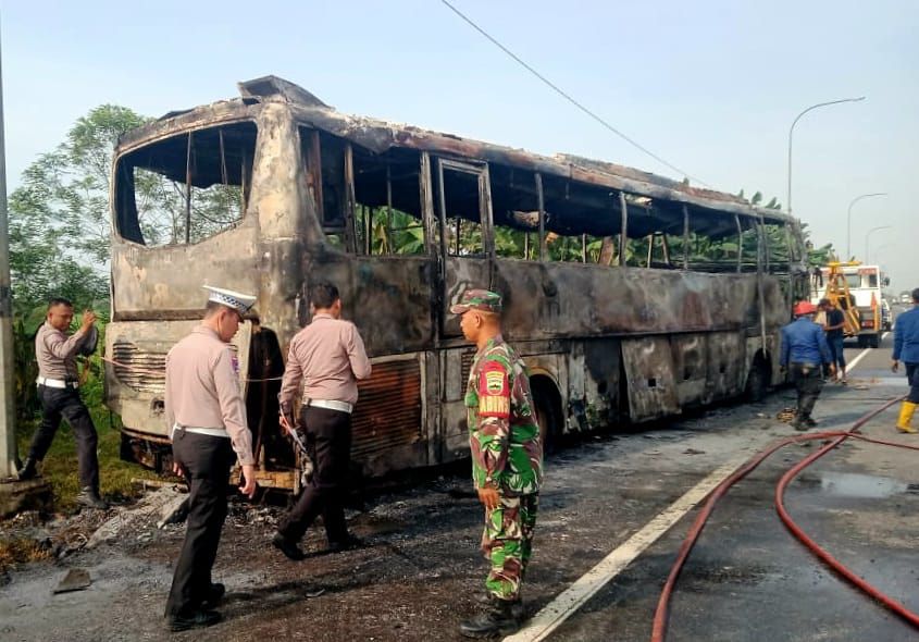 Pikab Senggolan di Jalan Tol, Bus Putra Pelangi Terbakar