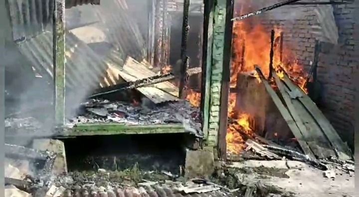 Rumah Semi Permanen di Kompleks Stasiun Kereta Api Perbaungan Hangus Terbakar