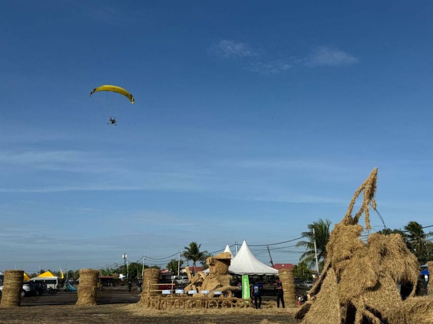 Pekerja Seni Malaysia Ciptakan Bunker dan Patung Jerami Raksasa di Pesta Angin Timur Perlis