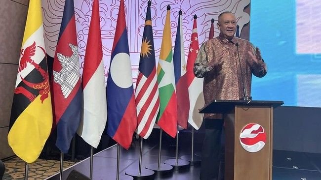 Rino Donosepoetro Dianugerahi Gelar OBE dari Raja Charles III