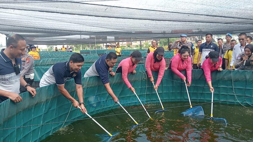 Polda Sumut Panen Lele Perdana