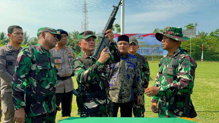 TMMD Kodim Bireuen Gugah Warga Aceh Serahkan 2 Granat dan Senjata Lengkap ke TNI AD