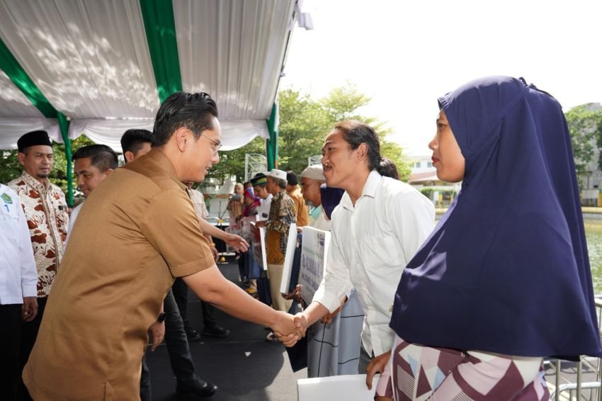 Rico Waas Serahkan Dana Jasa Pelayanan kepada 13.673 Pelayan Masyarakat