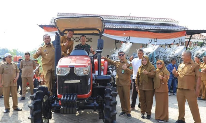 Petani Labura Terima 139 Unit Alsintan