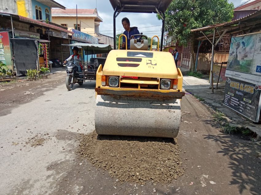 Jelang Lebaran, Dinas PUPR Tanjungbalai Lakukan Perbaikan Ruas Jalan