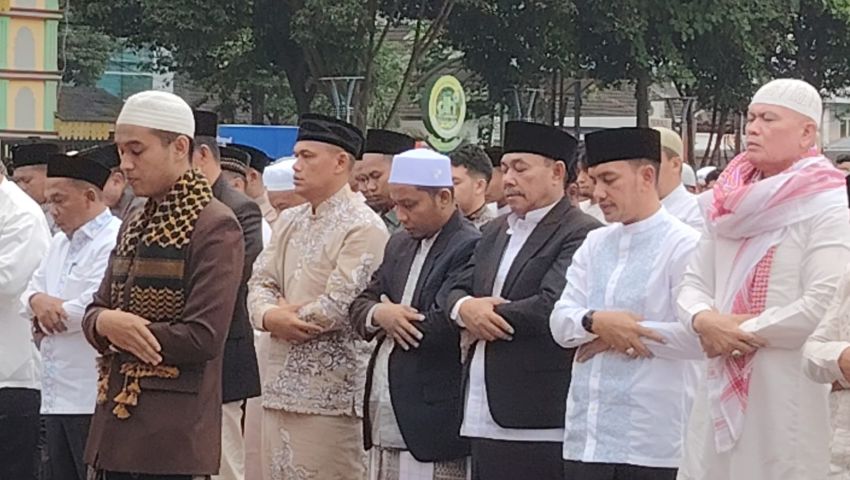 Wali Kota dan Wakil Wali Kota Tebingtinggi Bersama Ribuan Warga Sholat Idul Fitri di Lapangan Merdeka