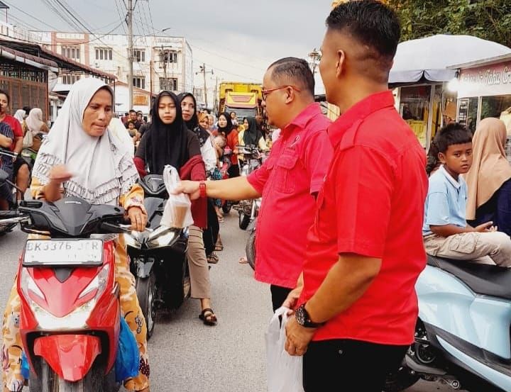 Silver Sitorus dan Pengurus PDIP Kualuh Hulu Bagi Takjil di Aekkanopan