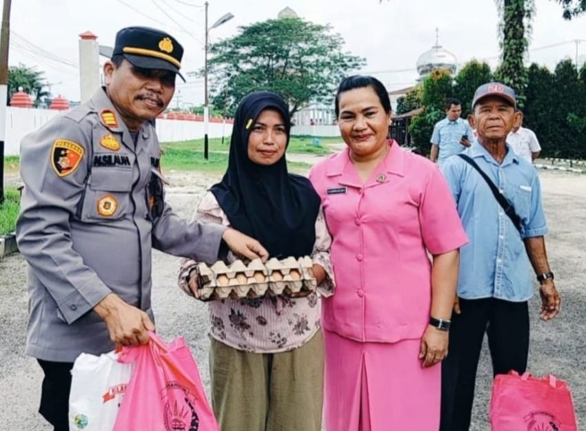 19 Ramadan 1446 H, Kapolsek Kualuh Hulu Serahkan Paket Bahan Makanan kepada Puluhan Banpol dan PHL