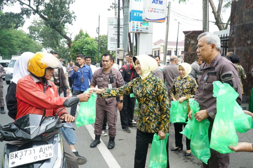 Kejati Sumut Bakti Sosial, Bagikan Takjil ke Masyarakat