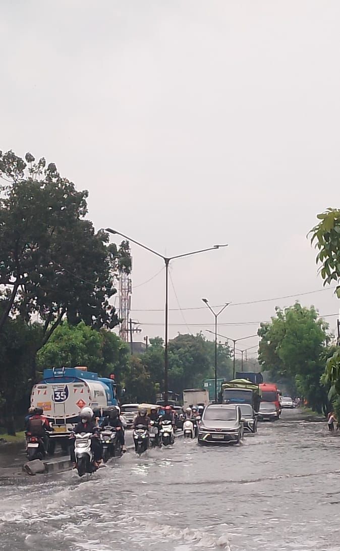 Diguyur Hujan Deras Jalan KL Yos Sudarso Medan Deli Terendam Banjir