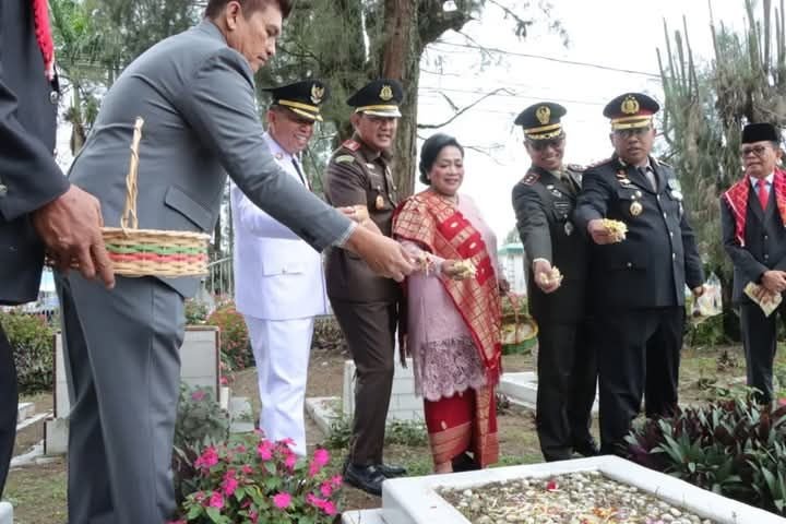 Peringati Hari Jadi ke-79 Kabupaten Karo, Forkopimda Ziarah ke Makam Pahlawan