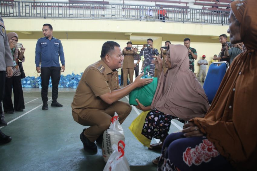Pemkab Asahan Serahkan Bantuan Beras Kepada 1000 Kaum Dhuafa
