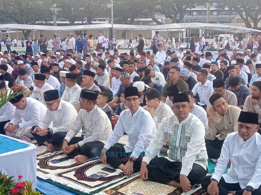 Bobby Nasution dan Rico Waas Sholat Idul Fitri di Lapangan Merdeka
