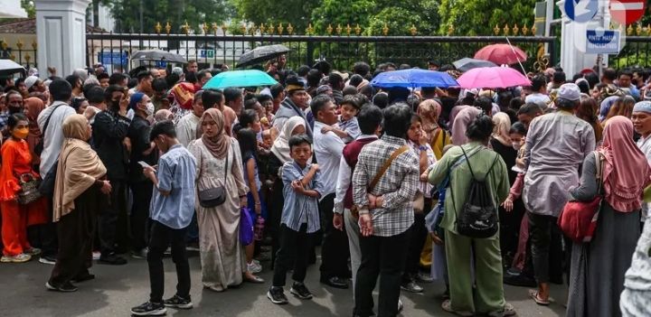 Antrean Panjang, Warga Padati Pintu Istana Demi Bertemu Presiden