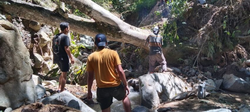 Pasca Banjir Bandang, Warga Gotong Royong Bersihkan Aliran Sungai Batugaga Parapat