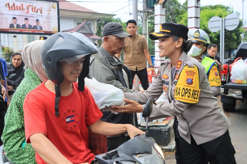 Tebar Kebaikan, Kapolres Pematangsiantar AKBP Sah Udur Bagi Takjil ke Masyarakat