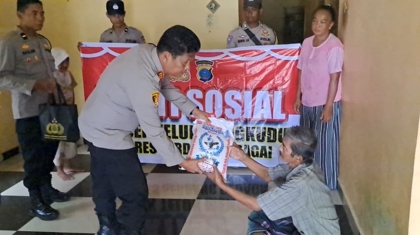 Kapolsek Telukmengkudu Beri Bantuan Sembako Kepada Kaum Dhuafa
