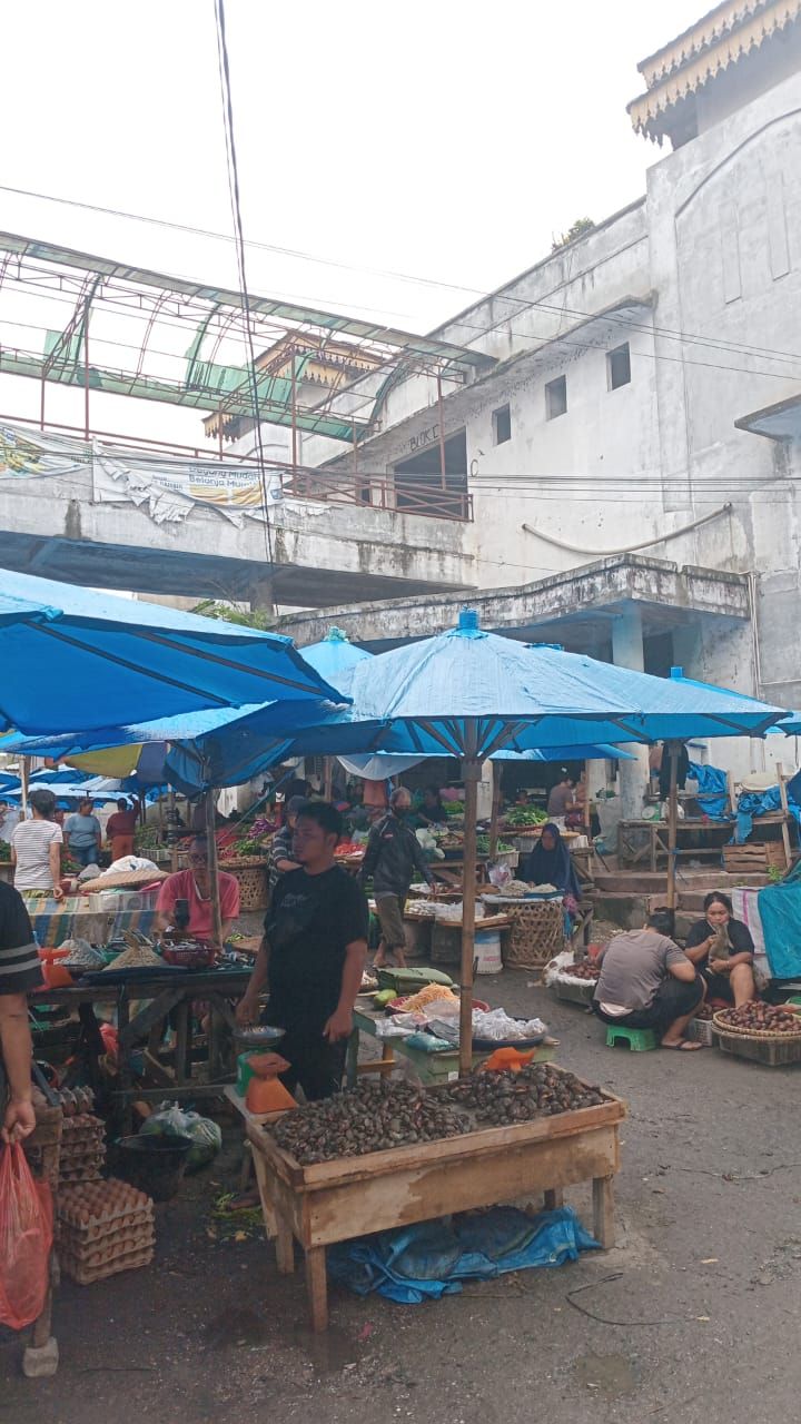 Pedagang Pasar Gambir Berjualan di Ruas Jalan, Pengguna Jalan Resah