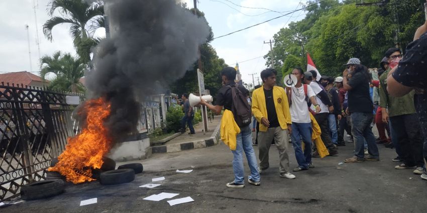 Tolak UU TNI, Aksi Kedua Kalinya Mahasiswa Ricuh dan Api Membara di Kantor DPRD Pematangsiantar