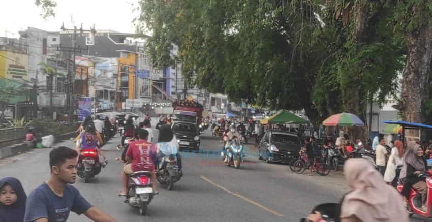 9 Ramadan 1446 H, Jalinsum Aekkanopan Ramai Dipadati Pemotor Berburu Takjil