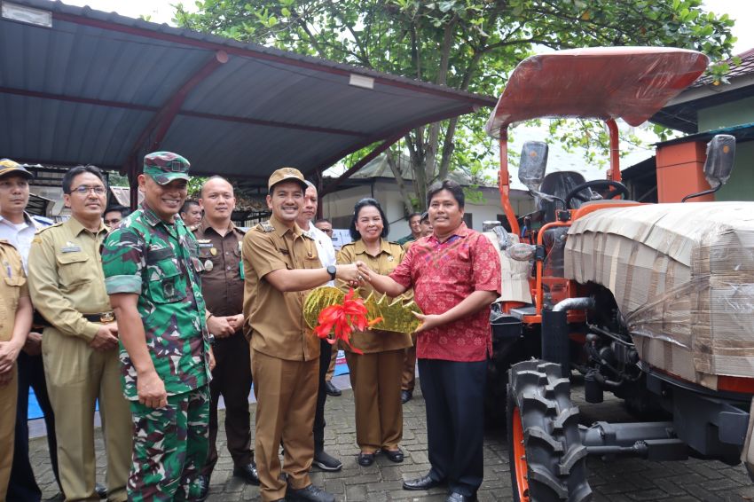 Serahkan Bantuan Alsintan, Wali Kota Tebingtinggi: Jangan Dijual!