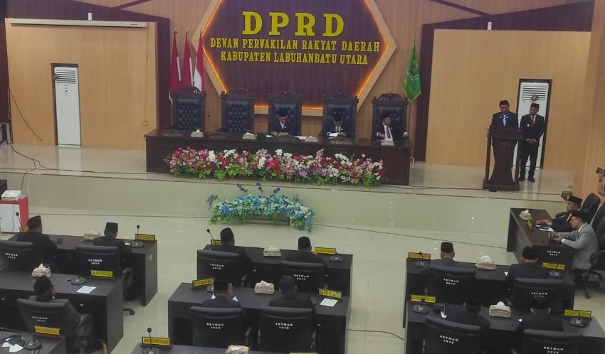 Ketua KPU dan Bawaslu Hadiri Rapat Penyampaian Pidato Sambutan Pertama Bupati dan Wakil Bupati Labura 2025-2030 di Kantor DPRD