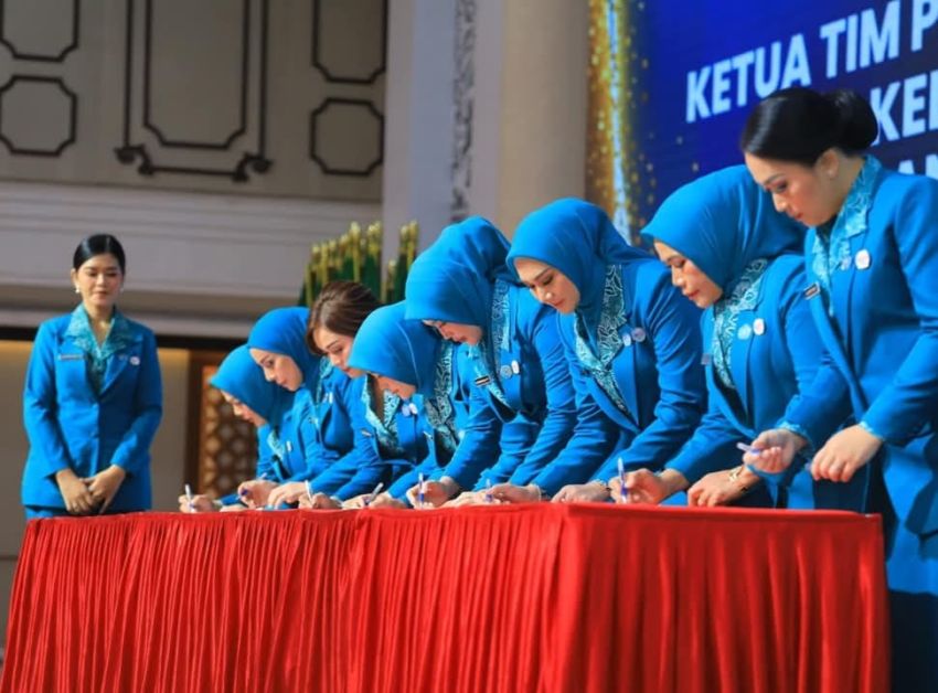 Kahiyang Ayu Lantik Dhona Sihotang Jadi Ketua TP PKK Labura 2025-2030