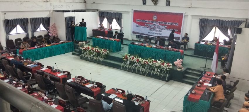 Bupati Effendi Napitupulu Sampaikan Pidato di DPRD, Ajak Masyarakat Wujudkan Toba Mantap 2029