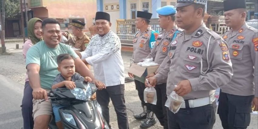 Wakapolsek Kualuh Hulu dan Kades Damulipekan Berikan Takjil kepada Warga