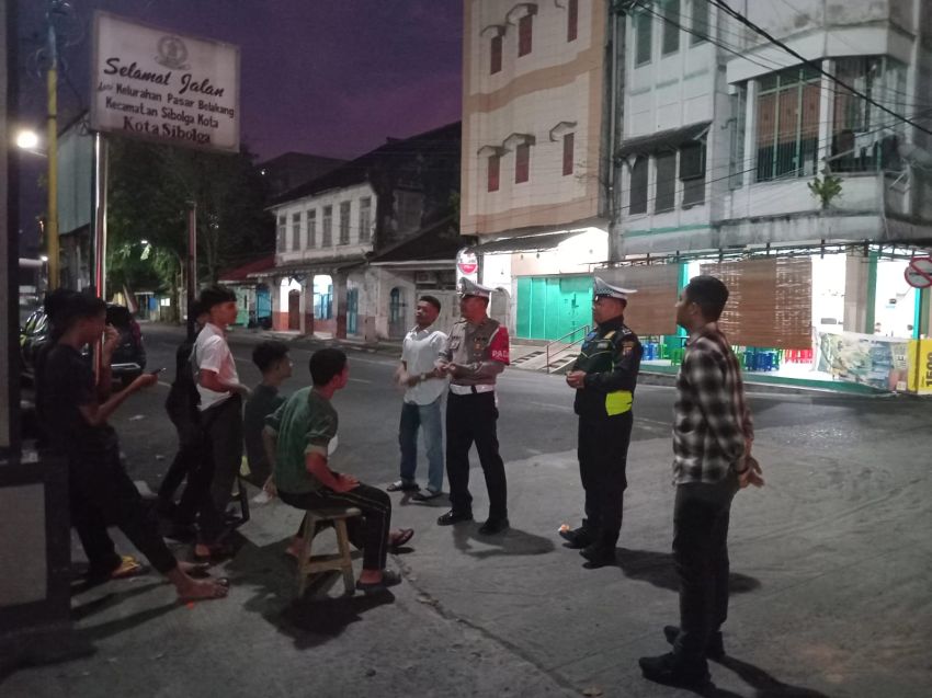 Kasihumas Polres Sibolga Pimpin Patroli Asmara Subuh
