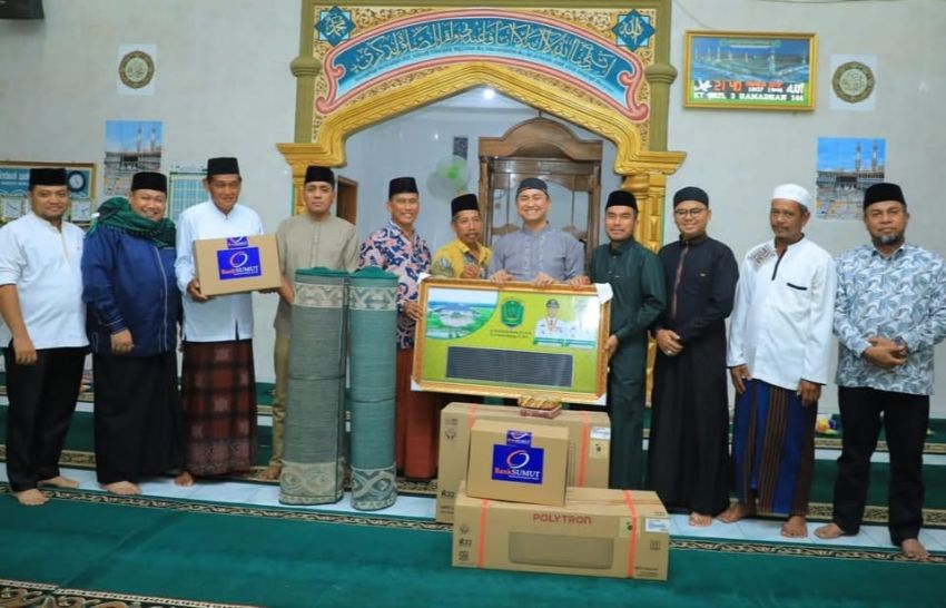 Bupati dan Ketua DPRD Labura Safari Ramadan 1446 H di Desa Pulobargot