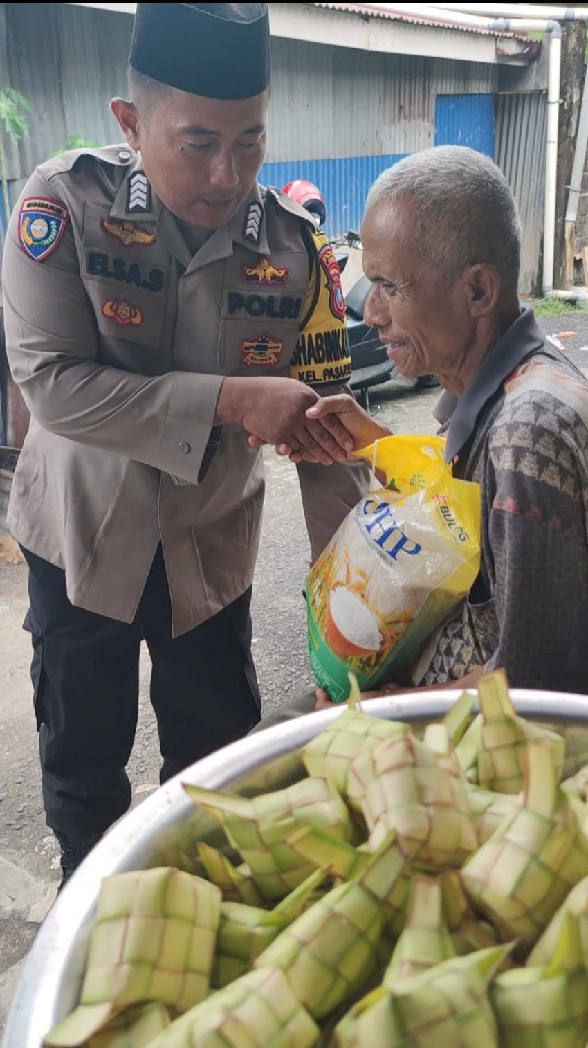 Khairun Penarik Beca Dayung Terima Bantuan Sembako dari Bhabinkamtibmas