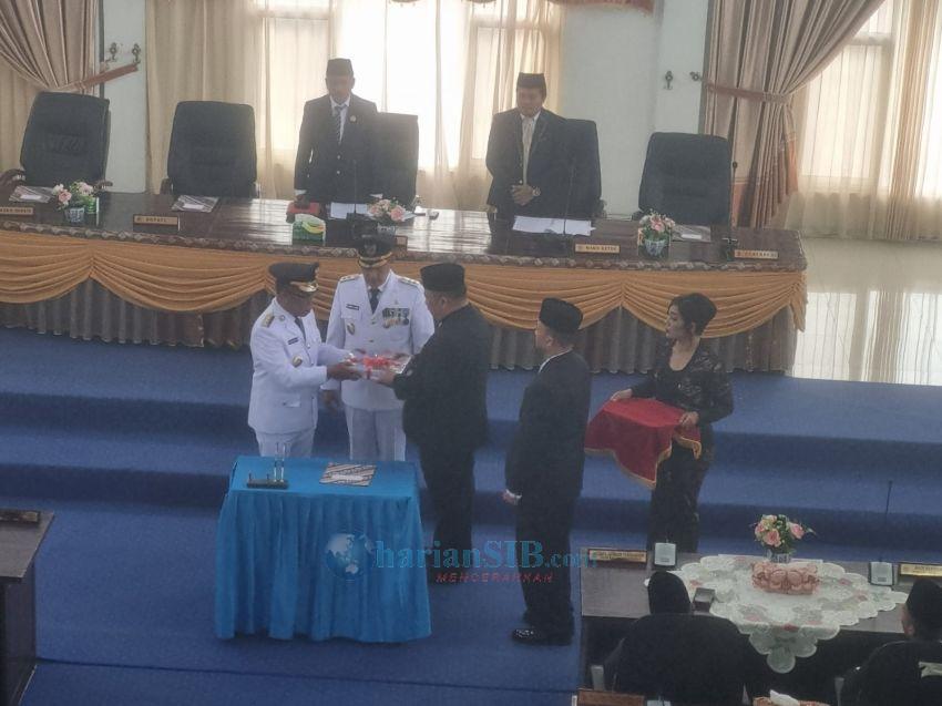 Bupati Tapteng Sampaikan Program di DPRD Tapteng Gelar Rapat Paripurna Sambutan Perdana