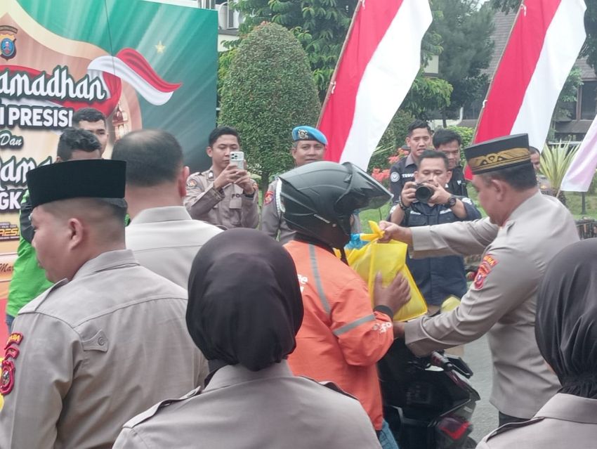 Polda Sumut Bagi 500 Paket Sembako kepada  Pebetor dan Driver Ojol