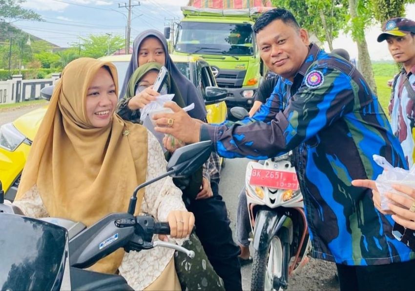 Ketua IPK Labura Bagikan 500 Paket Takjil di Aekkanopan