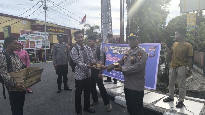 Personel SDM dan Propam Polres Sibolga Berbagi Takjil Kepada Warga