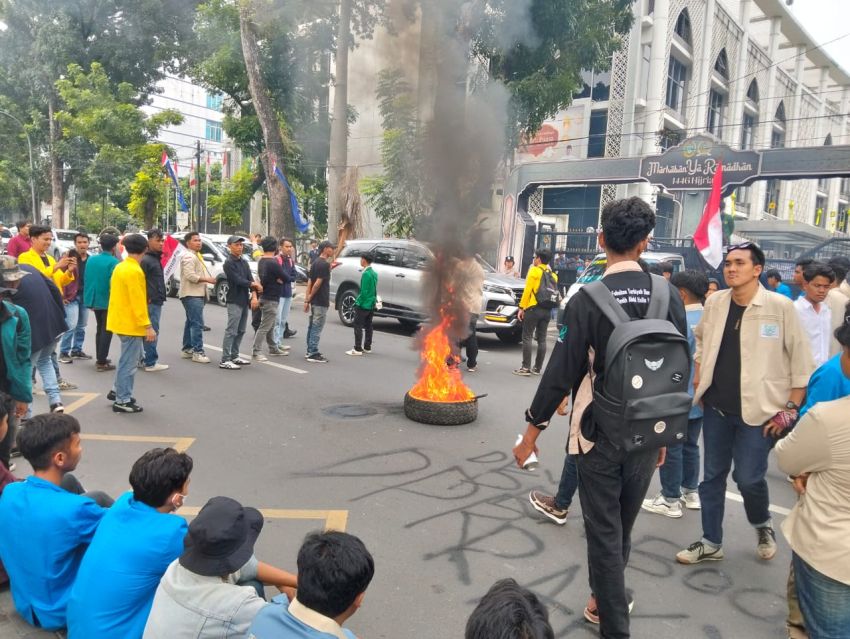 Aliansi BEM Nusantara Aksi Bakar Ban Bekas di Depan Gedung DPRD SU Arus Lalu-lintas Macet Total