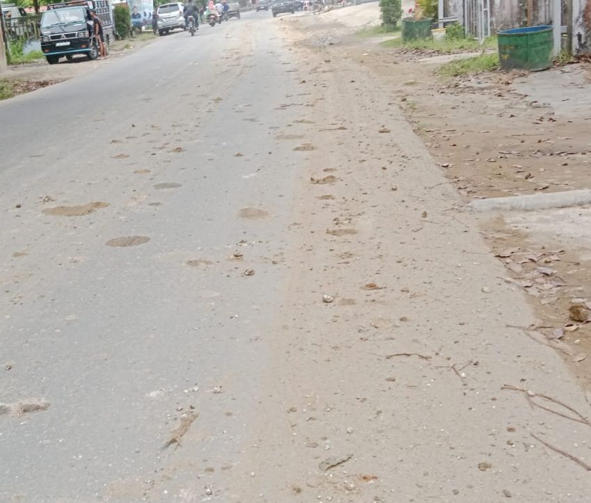 Material Tanah Berjatuhan di Gunungsitoli, Ancam Keselamatan Warga