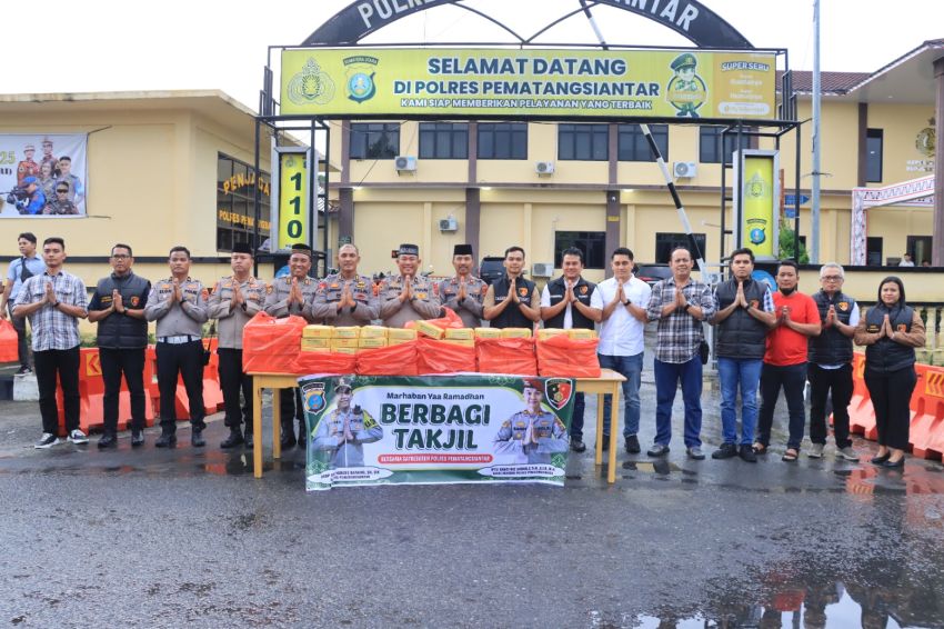 Bentuk Rasa Syukur, Sat Reskrim Polres Pematangsiantar Berbagi Takjil ke Masyarakat