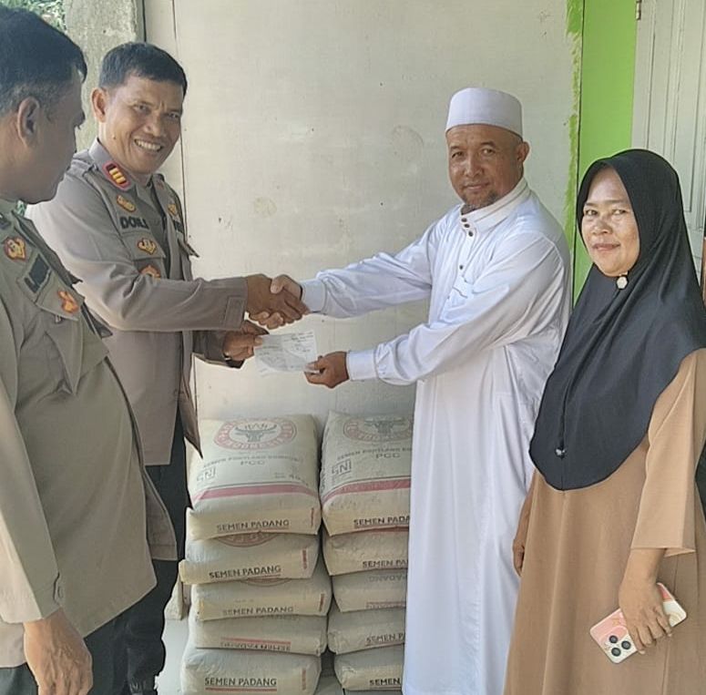 Kapolsek Siantar Marihat Beri Bantuan 10 Sak Semen ke Masjid Al-Amin Sidomulyono
