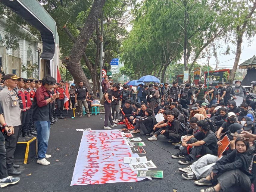 Puluhan Mahasiswa di Medan Demo di Depan Gedung DPRD Sumut, Tuntut Cabut UU TNI