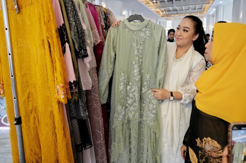 Airin Rico Waas Saksikan Fashion Show MRFW 2025