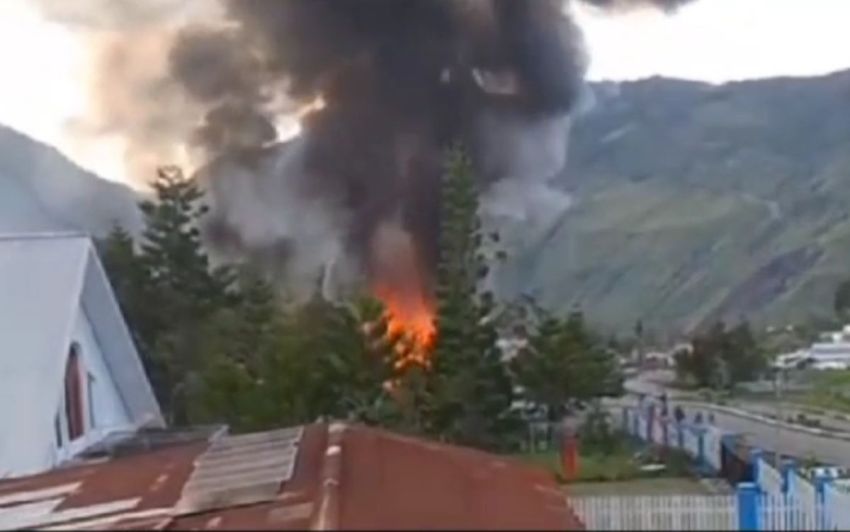 Pendukung Paslon di Puncak Jaya Bentrok, Puluhan Rumah dan Kantor Pemerintah Ludes Dibakar