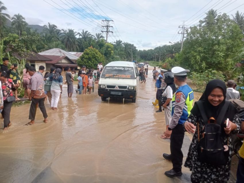 Sungai Batang Angkola Meluap, Jalinsum di Aek Sijornih Lumpuh Total