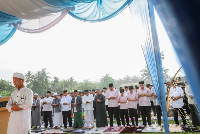 Bupati Asri Ludin Tambunan Laksanakan Sholat Idulfitri Bersama Ratusan Warga Desa Saentis