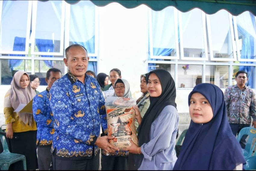 Tingkatkan Produksi Pertanian, Pemkab Tapteng Serahkan 27,5 Ton Bibit Padi Inbrida