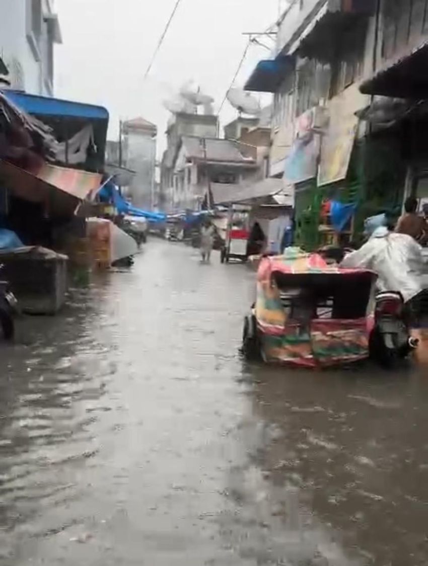 Hujan Guyur Tebingtinggi Minggu Pagi, Jalan Persatuan Pasar Gambir Kembali Banjir