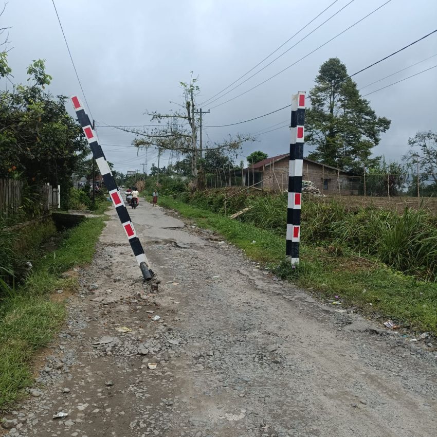 Portal Jalan Simpang Kawat-Tangga Batu Simalungun Dirusak OTK