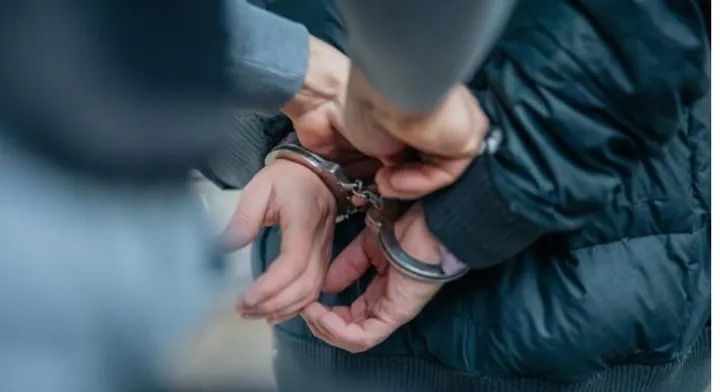 Terciduk! Pengacara Ini Ketahuan Bawa Senpi dan Narkoba