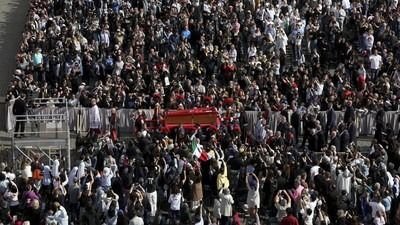 Ribuan Pelayat Berkumpul di Basilika Santo Petrus Sambut Paus Fransiskus